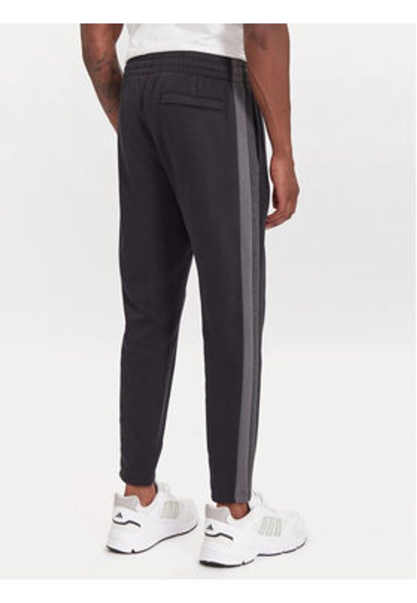 Under Armour Spodnie dresowe Ua Rival Fleece Colorblock 6003954 Czarny Loose Fit. Kolor: czarny. Materiał: bawełna