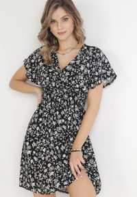 Born2be - Czarna Kwiecista Sukienka Mini z Wiskozy z Marszczoną Gumką w Pasie Catela. Kolor: czarny. Materiał: wiskoza. Długość rękawa: krótki rękaw. Wzór: kwiaty. Sezon: wiosna, lato. Typ sukienki: rozkloszowane, kopertowe. Długość: mini #4
