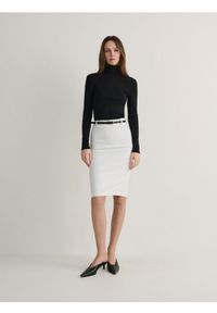 Reserved - Ołówkowa spódnica z paskiem - biały. Kolor: biały. Materiał: bawełna, tkanina #1