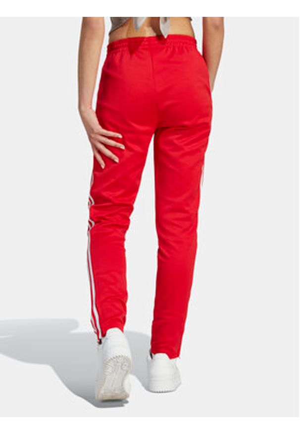 Adidas - adidas Spodnie dresowe adicolor SST IK6603 Czerwony Slim Fit. Kolor: czerwony. Materiał: bawełna