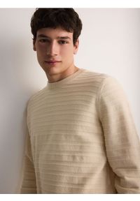 Reserved - Bawełniany sweter w paski - złamana biel. Materiał: bawełna. Wzór: paski