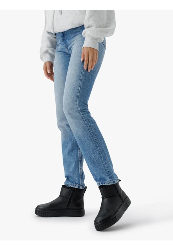 Ryłko - Czarne krótkie śniegowce. Nosek buta: okrągły. Zapięcie: zamek. Kolor: czarny. Materiał: skóra. Szerokość cholewki: normalna. Sezon: zima. Obcas: na płaskiej podeszwie. Styl: street