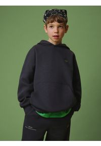 4f - 4F Bluza dresowa loose z kapturem chłopięca - szara 134/140 (8-10 lat). Okazja: na spacer, na co dzień, na uczelnię. Typ kołnierza: kaptur. Kolor: szary. Materiał: dresówka. Długość: długie. Sezon: lato. Styl: casual #2