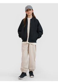 4f - 4F Kurtka przejściowa bomberka dziewczęca - czarna 134 (8-9 lat). Okazja: na co dzień. Typ kołnierza: bez kaptura. Kolor: czarny. Materiał: materiał, syntetyk, tkanina, dzianina. Długość rękawa: raglanowy rękaw. Wzór: gładki. Sezon: lato. Styl: sportowy, klasyczny, casual #1