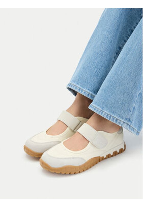 Badura Sneakersy EO-AILA-YB25D32-1 Écru. Kolor: kremowy. Materiał: materiał