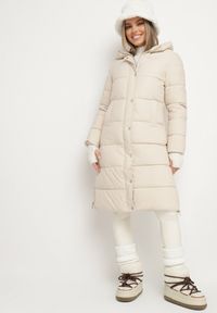 Born2be - Jasnobeżowa Długa Kurtka Płaszcz Zapinana na Suwak i Napy z Kapturem Tasperia. Okazja: na co dzień, na spotkanie biznesowe, do pracy. Typ kołnierza: kaptur. Kolor: beżowy. Materiał: jeans. Długość rękawa: długi rękaw. Długość: długie. Styl: casual, biznesowy, elegancki #5