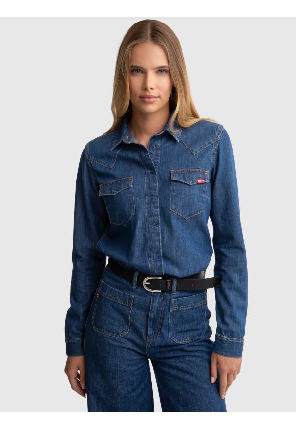 Big-Star - Koszula damska jeansowa slim granatowa Norra 524. Okazja: na co dzień. Typ kołnierza: kołnierzyk klasyczny. Kolor: niebieski. Materiał: jeans. Długość rękawa: długi rękaw. Długość: długie. Styl: elegancki, casual, klasyczny
