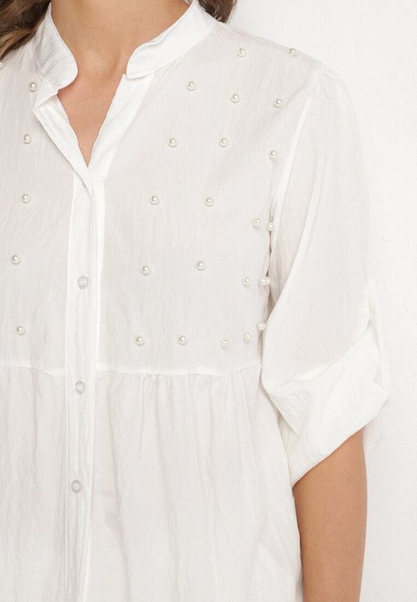 Born2be - Biała Koszula z Wiskozą Ozdobiona Perełkami Tanavitia. Okazja: na co dzień. Typ kołnierza: kołnierzyk klasyczny. Kolor: biały. Materiał: wiskoza. Długość rękawa: długi rękaw. Długość: długie. Wzór: aplikacja. Styl: casual, elegancki, klasyczny