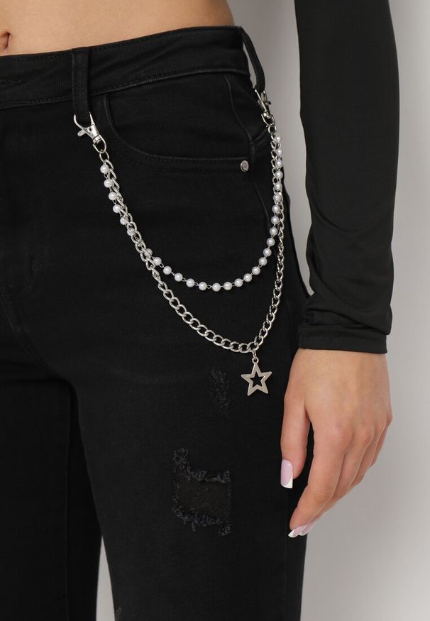 Born2be - Czarne Jeansy Skinny z Ozdobnym Odpinanym Łańcuszkiem i Dziurami Dalphina. Okazja: na co dzień. Kolor: czarny. Wzór: aplikacja. Styl: klasyczny, elegancki, casual
