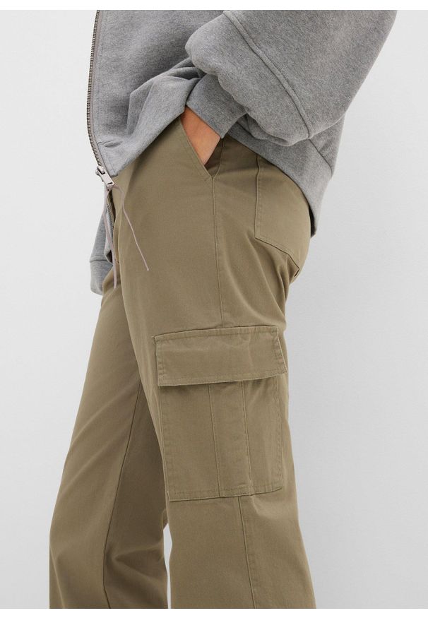 bonprix - Spodnie bojówki z bawełny ze stretchem. Kolor: zielony. Materiał: bawełna