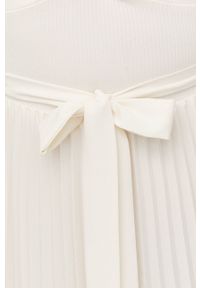 Guess sukienka kolor biały midi rozkloszowana. Kolor: beżowy. Materiał: tkanina, włókno, dzianina, materiał. Długość rękawa: krótki rękaw. Typ sukienki: rozkloszowane, plisowane. Długość: midi #3