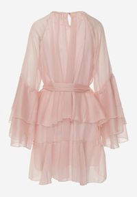 Born2be - Różowa Sukienka z Eterycznymi Falbanami i Wiązanym Paskiem Rivaniah. Okazja: na ślub cywilny, na wesele. Kolor: różowy. Styl: elegancki #5