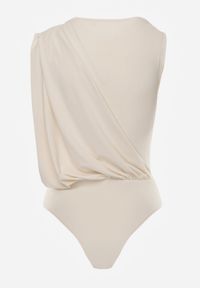Born2be - Beżowe Marszczone Body z Dekoltem Łódka i Ozdobną Aplikacją na Ramieniu Carlenka. Okazja: na co dzień, na spotkanie biznesowe. Typ kołnierza: dekolt w łódkę. Kolor: beżowy. Materiał: materiał. Wzór: aplikacja. Styl: casual, biznesowy, wizytowy #7