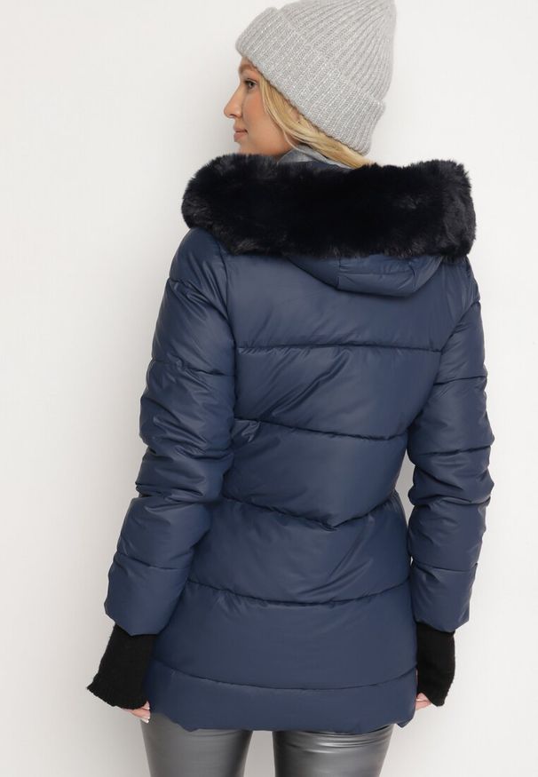 Born2be - Granatowa Pikowana Kurtka Zimowa z Szerokim Futrzanym Kołnierzem Elloriel. Okazja: na co dzień. Kolor: niebieski. Materiał: futro. Sezon: zima. Styl: elegancki, casual