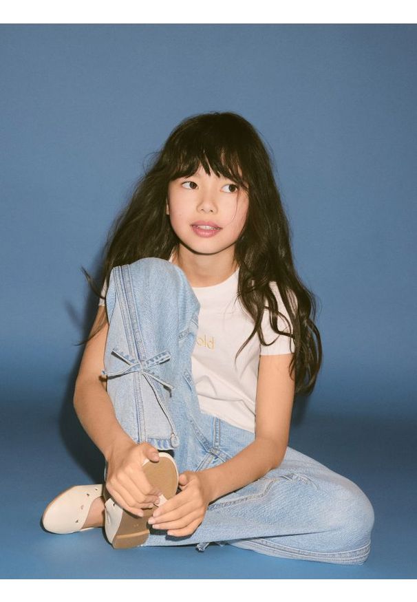 Reserved - Jeansy straight z kokardkami - niebieski. Kolor: niebieski