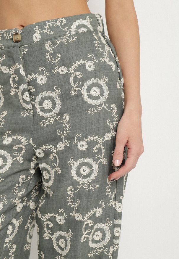 Born2be - Ciemnozielone Szerokie Spodnie z Wysokim Stanem i Haftem Tulsedi. Okazja: na co dzień. Stan: podwyższony. Kolor: zielony. Wzór: haft. Sezon: wiosna, lato. Styl: casual, elegancki