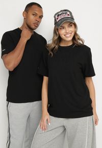 Born2be - Czarna Koszulka o Klasycznym Kroju z Tłoczonym Napisem Voetia. Okazja: na co dzień. Kolor: czarny. Materiał: jeans. Wzór: napisy. Styl: klasyczny