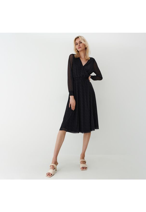 Mohito - Sukienka midi z długim rękawem - Czarny. Kolor: czarny. Długość rękawa: długi rękaw. Długość: midi