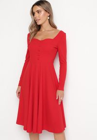 Born2be - Czerwona Rozkloszowana Sukienka Midi z Ozdobnymi Guzikami Aramita. Kolor: czerwony. Długość rękawa: długi rękaw. Wzór: aplikacja. Długość: midi #2