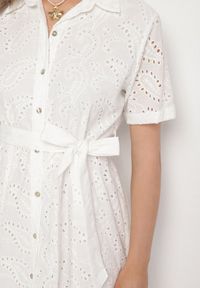 Born2be - Biała Bawełniana Koszulowa Sukienka Ażurowa z Paskiem Fevaila. Okazja: na co dzień. Kolor: biały. Materiał: bawełna. Długość rękawa: krótki rękaw. Wzór: ażurowy. Typ sukienki: koszulowe. Styl: casual, elegancki, klasyczny #4