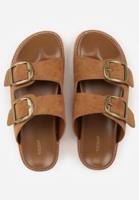 Renee - Ciemnobrązowe Klapki VICES Ozdobione Dużymi Klamrami Jenniviane. Nosek buta: otwarty. Kolor: brązowy. Materiał: skóra, zamsz. Wzór: aplikacja. Sezon: lato. Obcas: na obcasie. Wysokość obcasa: niski #4