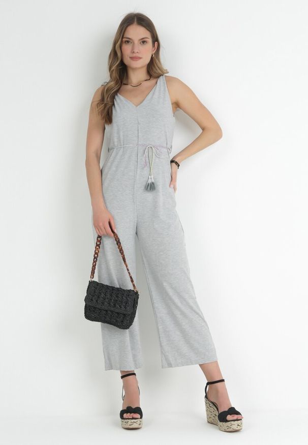 Born2be - Szary Kombinezon z Prążkowanej Dzianiny z Ozdobnym Paskiem Alicen. Kolor: szary. Materiał: dzianina, prążkowany. Długość rękawa: bez rękawów. Sezon: wiosna, lato