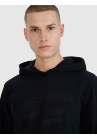 4f - 4F Bluza dresowa nierozpinana z kapturem męska - czarna XL. Okazja: na co dzień. Typ kołnierza: kaptur. Kolor: czarny. Materiał: dresówka. Wzór: gładki, nadruk, ze splotem, napisy. Styl: sportowy, casual
