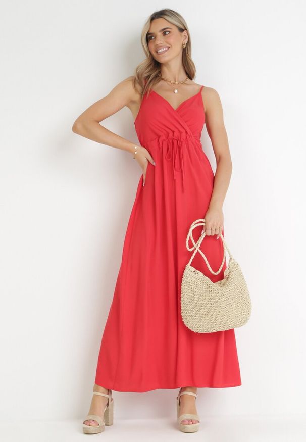 Born2be - Czerwona Sukienka z Wiskozy Amanita. Okazja: na co dzień. Kolor: czerwony. Wzór: kolorowy, jednolity. Typ sukienki: kopertowe. Materiał: wiskoza. Długość rękawa: na ramiączkach. Sezon: lato. Styl: casual. Długość: maxi