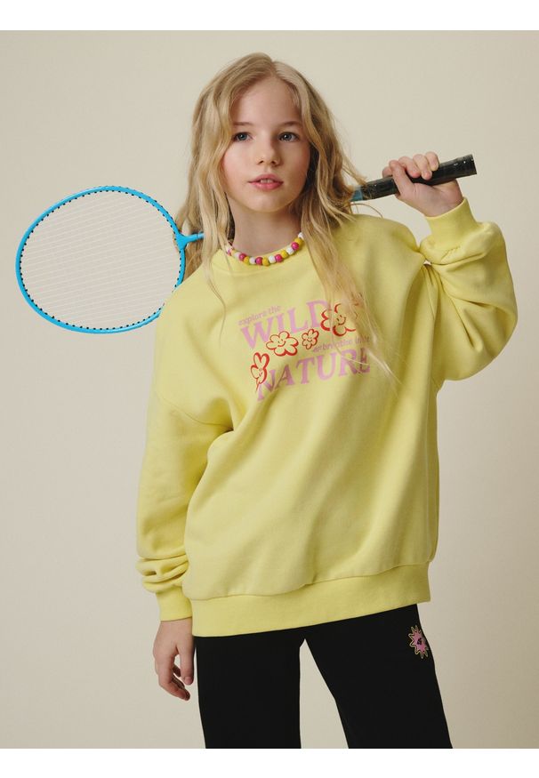 4f - 4F Bluza dresowa oversize bez kaptura dziewczęca - żółta 146/152 (10-12 lat). Okazja: na spacer, na co dzień. Typ kołnierza: bez kaptura. Kolor: żółty. Materiał: dresówka. Sezon: lato. Styl: casual, sportowy