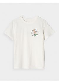 4f - T-shirt regular z nadrukiem chłopięcy - biały. Okazja: na co dzień. Kolor: biały. Materiał: jersey, dzianina, bawełna. Długość rękawa: krótki rękaw. Długość: krótkie. Wzór: nadruk. Sezon: lato. Styl: sportowy, casual, klasyczny