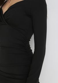 Born2be - Czarna Sukienka Evothee. Kolor: czarny. Materiał: dzianina, wiskoza. Długość rękawa: długi rękaw. Typ sukienki: kopertowe. Długość: mini #5