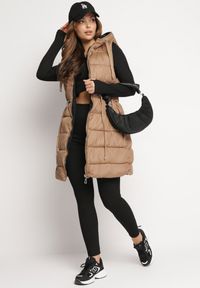 Born2be - Ciemnobeżowa Długa Kamizelka Dwustronna Zapinana na Suwak z Pikowaniem i Troczkiem w Pasie Heddemia. Kolor: beżowy. Długość: długie. Wzór: gładki #4