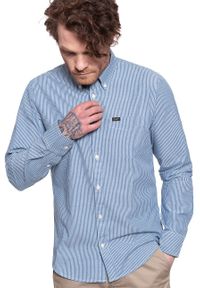 Lee - KOSZULA LEE BUTTON DOWN OIL BLUE L880ONMO. Typ kołnierza: button down. Kolor: niebieski #6