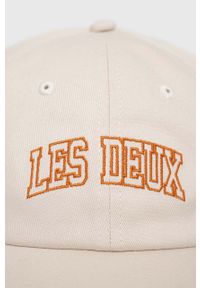Les Deux czapka z daszkiem bawełniana kolor beżowy z aplikacją. Kolor: beżowy. Materiał: bawełna. Wzór: aplikacja #3