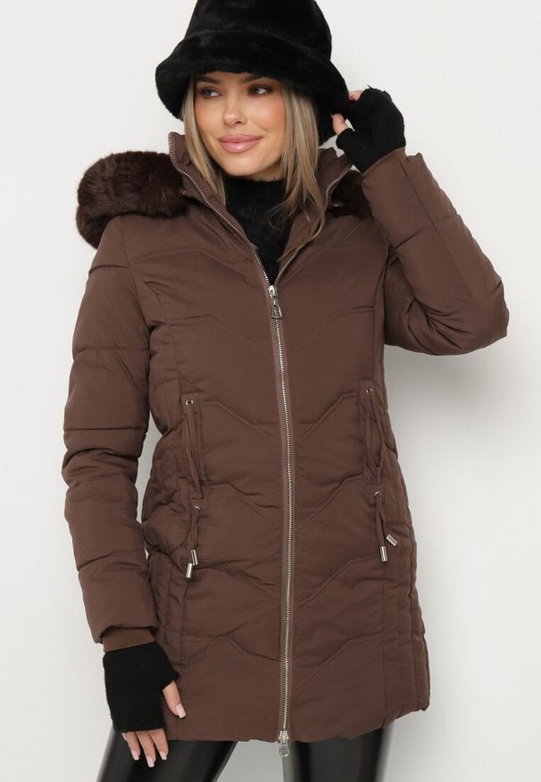 Born2be - Brązowa Kurtka Płaszcz z Pikowaniem i Futrzanym Kapturem Navimesa. Kolor: brązowy. Materiał: futro
