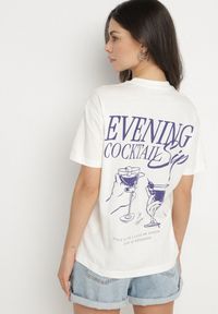 Born2be - Jasnobeżowy Bawełniany T-shirt z Ozdobnym Nadrukiem Addlessa. Okazja: na co dzień. Kolor: beżowy. Materiał: bawełna. Wzór: nadruk. Styl: klasyczny, casual #7