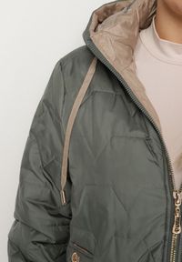 Born2be - Zielona Pikowana Kurtka z Kapturem i Przedłużonym Tyłem Tulunia. Okazja: na spacer. Typ kołnierza: kaptur. Kolekcja: plus size. Kolor: zielony. Materiał: jeans. Wzór: aplikacja. Styl: elegancki
