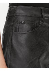 Calvin Klein Jeans Spodnie z imitacji skóry J20J222552 Czarny Straight Fit. Kolor: czarny. Materiał: skóra