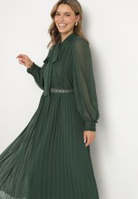 Born2be - Ciemnozielona Rozkloszowana Sukienka Maxi z Plisowanym Dołem i Paskiem Brofilla. Okazja: na co dzień. Kolor: zielony. Materiał: poliester. Wzór: aplikacja. Styl: casual, klasyczny. Długość: maxi #2