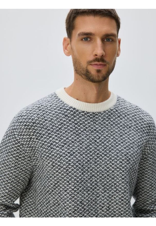 Reserved - Wzorzysty sweter - biały. Kolor: biały. Materiał: bawełna, dzianina