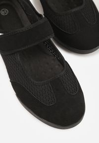 Renee - Czarne Tenisówki Typu Sneakeriny Ozdobione Napisem Emirinne. Okazja: na co dzień. Zapięcie: rzepy. Kolor: czarny. Wzór: aplikacja, napisy. Styl: casual, sportowy #9