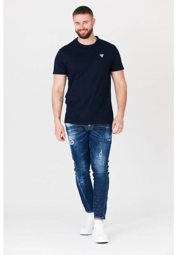 Guess - GUESS Granatowy t-shirt męski z turkusowym logo. Kolor: niebieski. Wzór: aplikacja