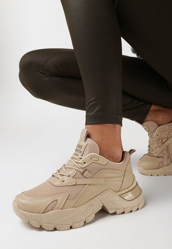 Born2be - Ciemnobeżowe Sneakersy Iomessa. Nosek buta: okrągły. Zapięcie: sznurówki. Kolor: beżowy. Materiał: materiał. Szerokość cholewki: normalna. Wzór: aplikacja, jednolity