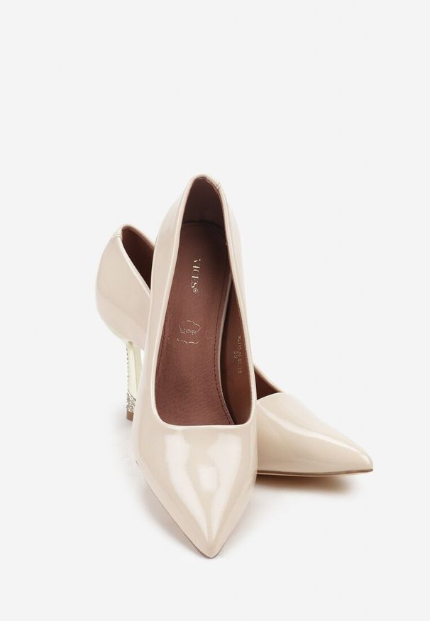 Renee - Jasnobeżowe Szpilki Lakierowane Vices ze Skórzaną Wkładką i Cyrkoniami Avadvire. Kolor: beżowy. Materiał: skóra, lakier. Obcas: na szpilce. Styl: klasyczny