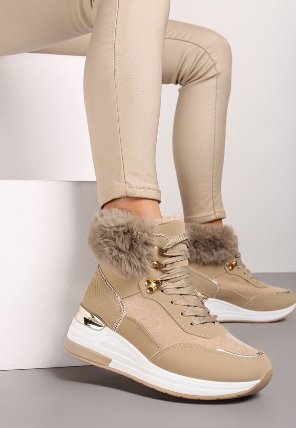 Renee - Ciemnobeżowe Futerkowe Sneakersy na Koturnie z Metalicznymi Wstawkami Kaithrin. Kolor: beżowy. Materiał: dzianina. Obcas: na koturnie. Wysokość obcasa: średni