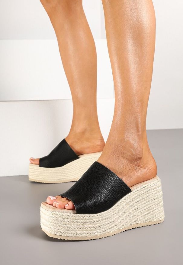 Born2be - Czarne Klapki na Koturnie z Plecionki z Szerokim Paskiem Gonaria. Okazja: na co dzień. Nosek buta: otwarty. Kolor: czarny. Sezon: wiosna, lato. Obcas: na koturnie. Styl: casual, elegancki, boho