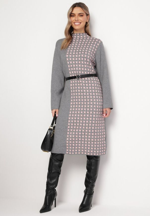 Born2be - Ciemnoszara Sukienka o Pudełkowym Kroju z Półgolfem i Geometrycznym Wzorem Karbisa. Kolor: szary. Wzór: geometria. Styl: klasyczny