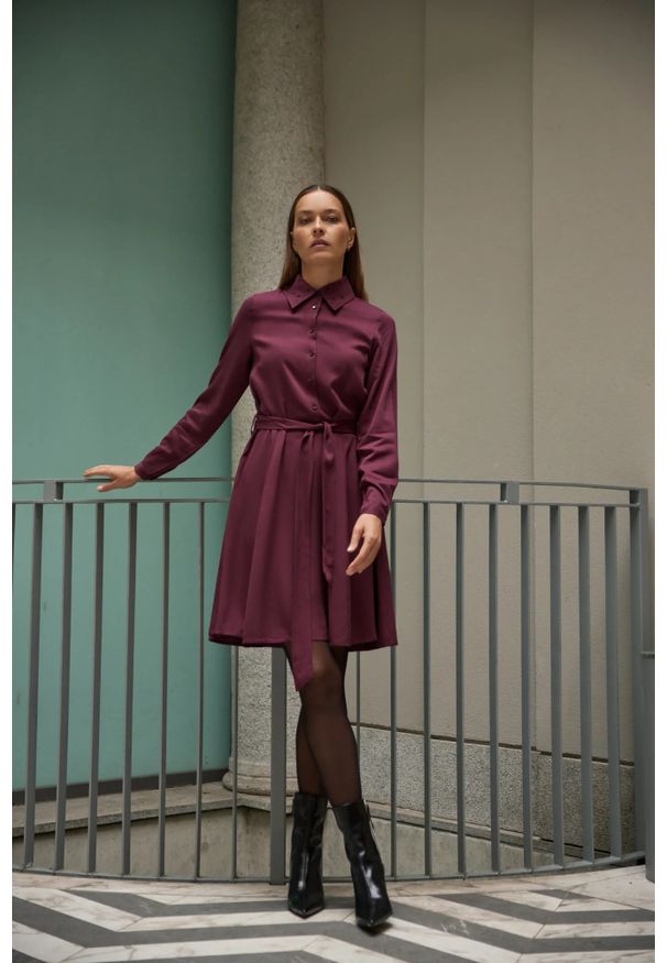 MOODO - Koszulowa sukienka burgundowa. Kolor: czerwony. Materiał: wiskoza. Typ sukienki: koszulowe