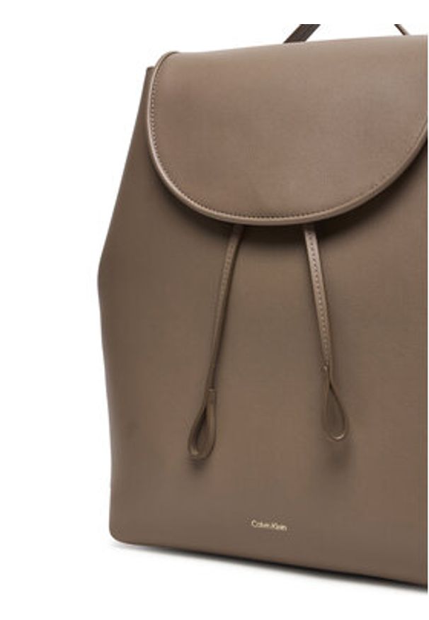 Calvin Klein Plecak Foil Logo Large Flap Backpack LV04F3505G Brązowy. Kolor: brązowy. Materiał: skóra