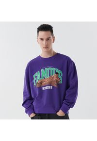 Cropp - Fioletowa bluza z nadrukiem BoJack Horseman - Fioletowy. Typ kołnierza: bez kaptura. Kolor: fioletowy. Materiał: dzianina, bawełna. Wzór: nadruk #1